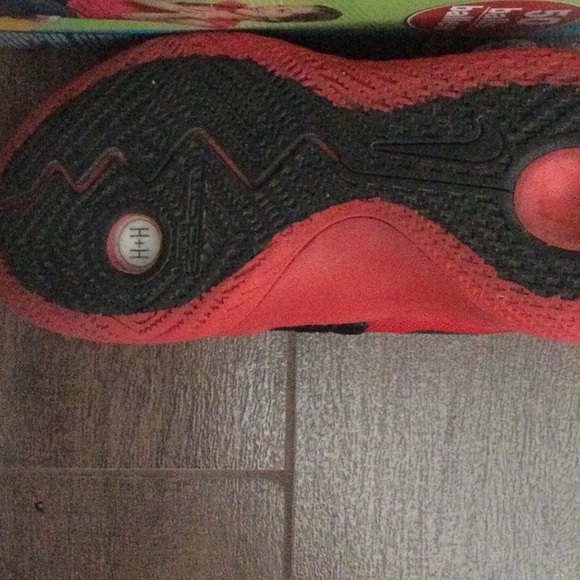 Basketball Shoes - Picture 5 of 7